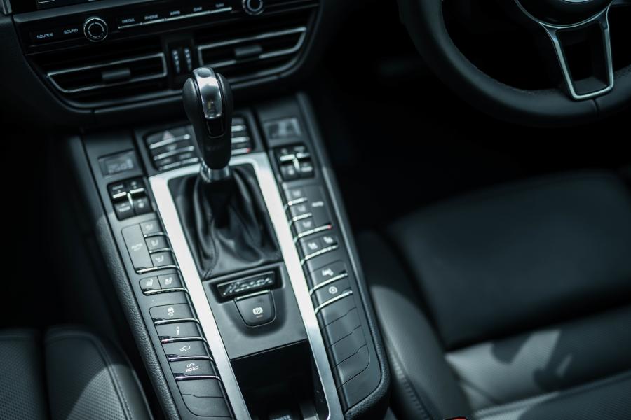Детали интерьера Porsche Macan S (95B) 2019 года  (JP) (фото 10 из 16)